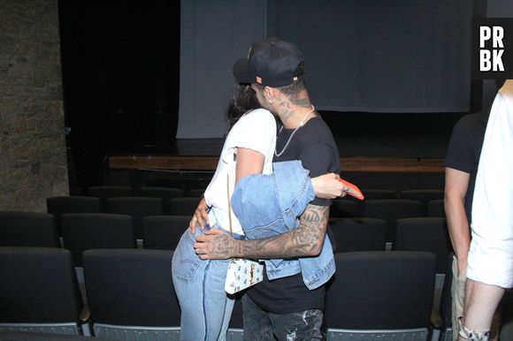 Bruna Marquezine e Neymar Jr. vão a peça e são fotografados em clima de romance