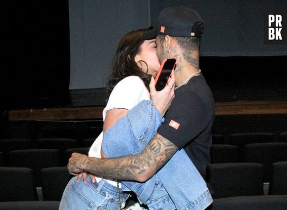 Bruna Marquezine e Neymar Jr. são fotografados se beijando em peça no Rio