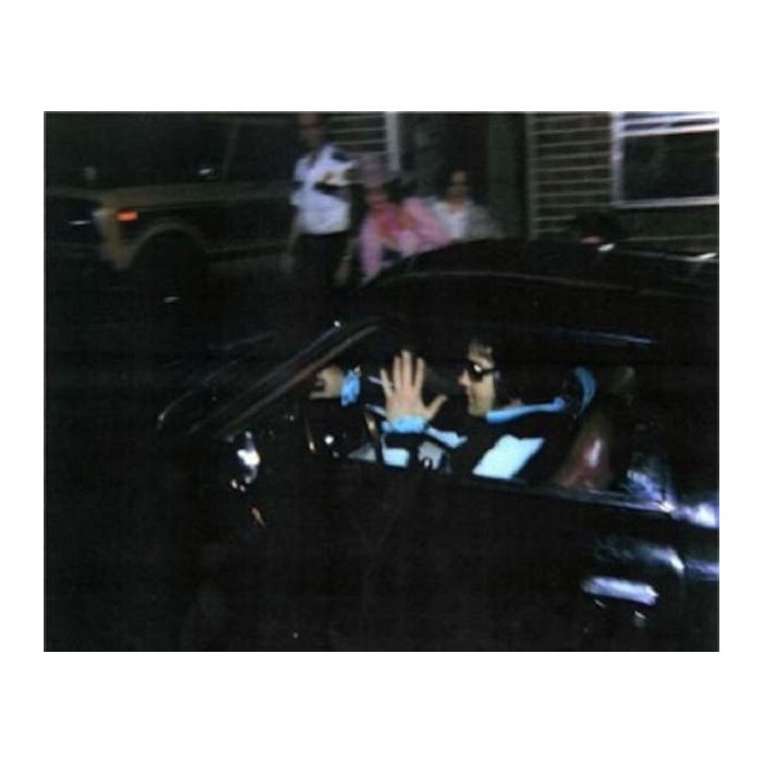 Elvis Presley em seu carro em uma das últimas fotos antes de sua morte