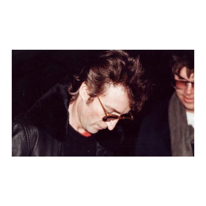 Na última foto conhecida do Beatle John Lennon, ele aparece dando autógrafo ao lado do seu assassino