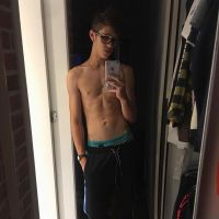 João Guilherme publica foto sem blusa e fãs surtam: "Me beija"