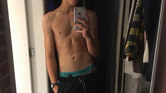 João Guilherme publica foto sem blusa e fãs surtam: "Me beija"