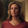 Em "Riverdale", Alice (Mädchen Amick) encontra o corpo de Midge (Emilija Baranac) após a garota ser morta pelo Black Hood