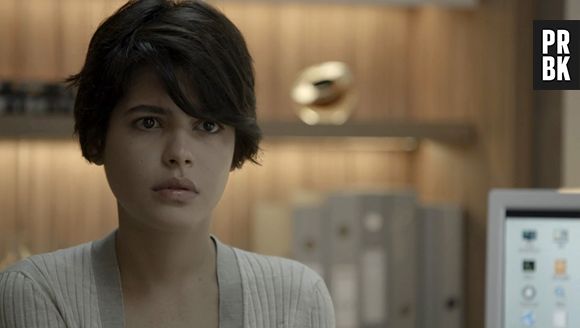 Em "O Outro Lado do Paraíso": Adriana (Julia Dalavia) pede beijo para Patrick (Thiago Fragoso), mas o criminalista faz apenas um carinho na jovem