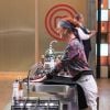 Angélica entrega o avental do "MasterChef Brasil" após ser eliminada do programa, nesta terça-feira (24)