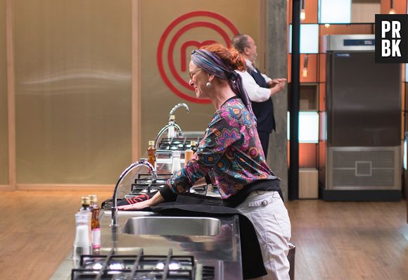 Angélica entrega o avental do "MasterChef Brasil" após ser eliminada do programa, nesta terça-feira (24)