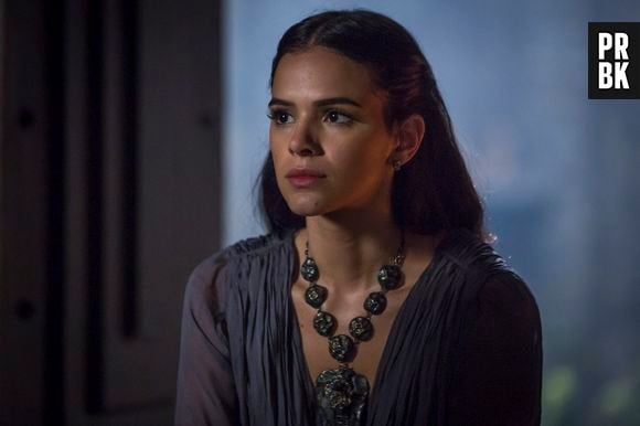 Em "Deus Salve o Rei": Catarina (Bruna Marquezine) provoca Amália (Marina Ruy Barbosa) dizendo que ajudou Afonso (Romulo Estrela) a fugir da prisão