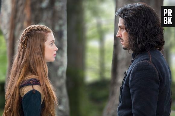 Em "Deus Salve o Rei": Catarina (Bruna Marquezine) cutuca Amália (Marina Ruy Barbosa) ao dizer que ajudou Afonso (Romulo Estrela), sabendo que ele não tinha contado para a esposa