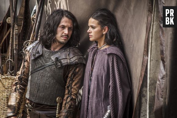 Em "Deus Salve o Rei": Afonso (Romulo Estrela) é salvo por Catarina (Bruna Marquezine), que conta tudo para Amália (Marina Ruy Barbosa)