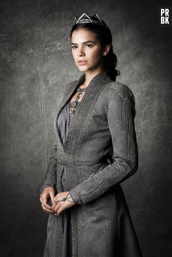 Em "Deus Salve o Rei": Catarina (Bruna Marquezine) provoca Amália (Marina Ruy Barbosa) e conta para a rival que ajudou Afonso (Romulo Estrela) a fugir da prisão