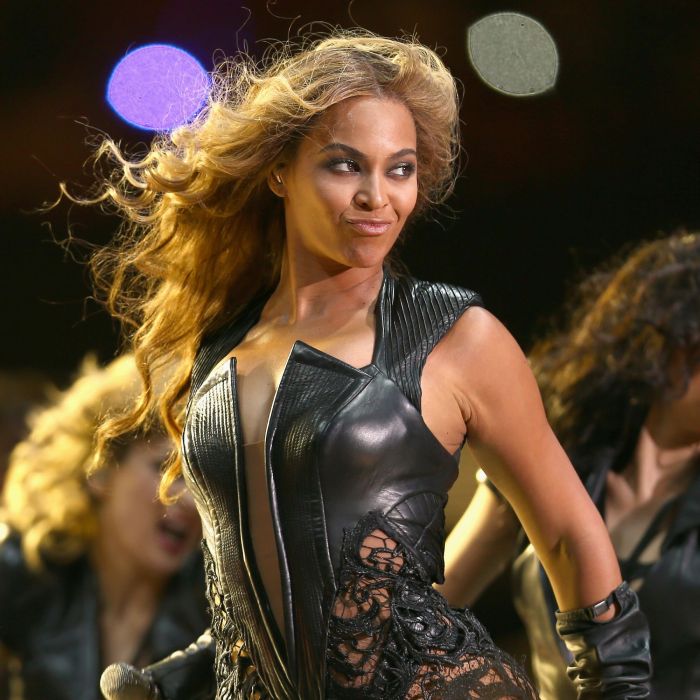 Vários passos da coreografia de Beyoncé são parecidos com o de Anitta. Ou o contrário!