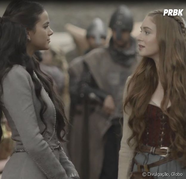 Em "Deus Salve o Rei", Amália (Marina Ruy Barbosa) perde de vez a paciência e arrasta Catarina (Bruna Marquezine) pelo castelo