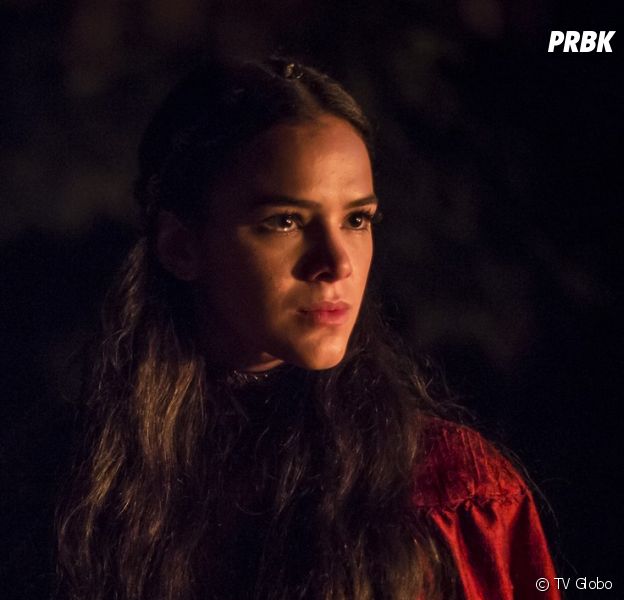 Em "Deus Salve o Rei", Catarina (Bruna Marquezine) fica furiosa depois de flagrar Afonso (Romulo Estrela) e Amália (Marina Ruy Barbosa) aos beijos