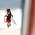  Em casa: O ator Brenno Leone ama esportes radicais e grava "Boogie Oogie" com sua prancha de surfe 