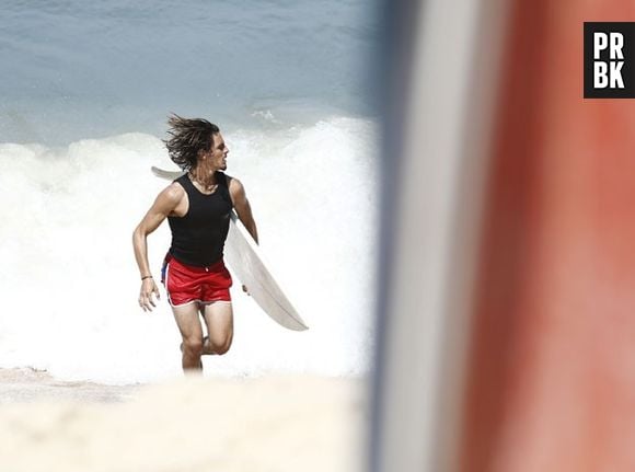 Em casa: O ator Brenno Leone ama esportes radicais e grava "Boogie Oogie" com sua prancha de surfe