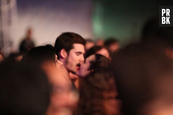 Juliana Paiva e Nicolas Prattes são vistos aos beijos em sho