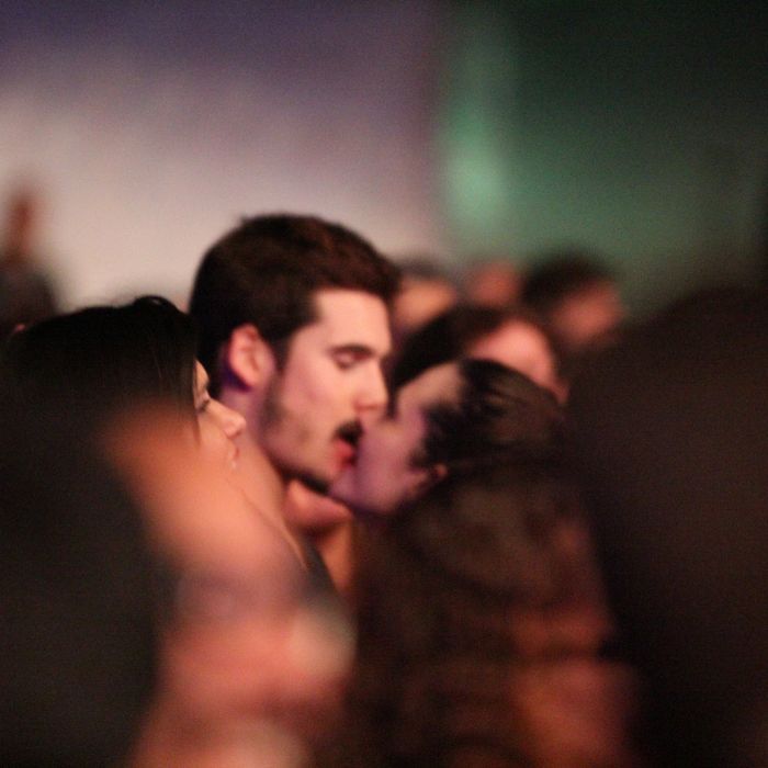 Juliana Paiva e Nicolas Prattes são vistos aos beijos em sho