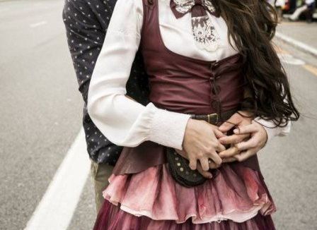 Em "O Tempo Não Para", Marocas e Samuca se beijam pela primeira vez