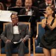 Ariana Grande canta no funeral de Aretha Franklin
