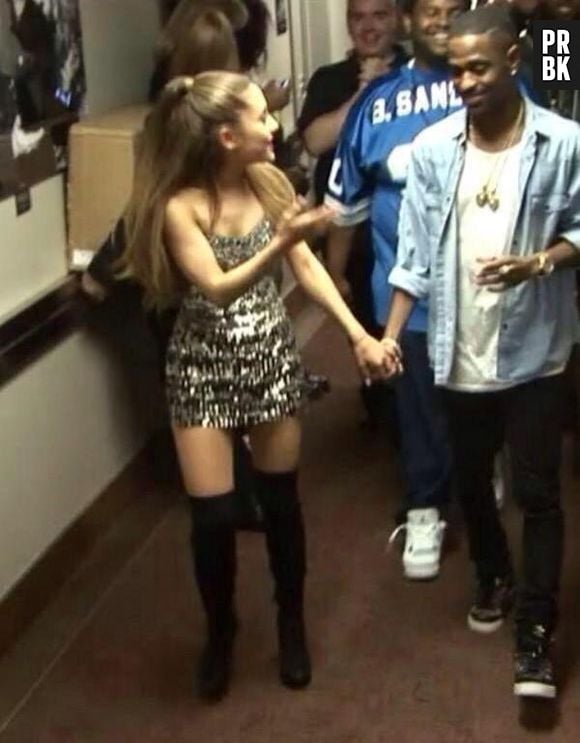 Ariana Grande e Big Sean circulando de mãos dadas nos bastidores do VMA