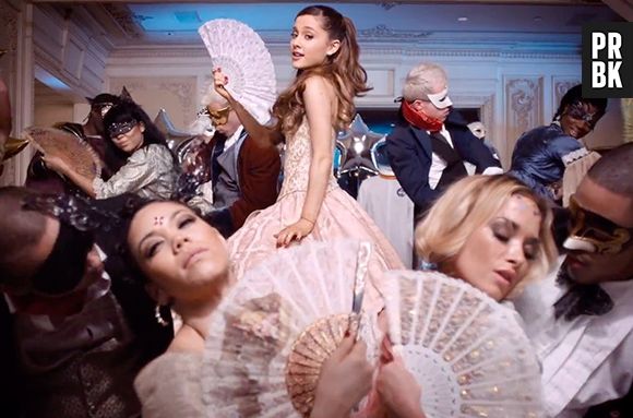 Ariana Grande no clipe do single "Right There", em parceria com Big Sean