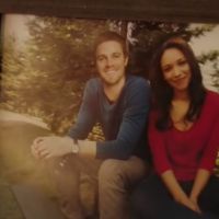 Oliver Queen beija Iris no teaser do crossover de "The Flash" e "Arrow"