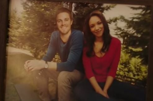 Oliver Queen beija Iris no teaser do crossover de "The Flash" e "Arrow"