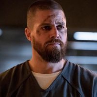 Oliver finalmente foge da prisão em "Arrow" e Stephen Amell adianta o que poderá acontecer agora