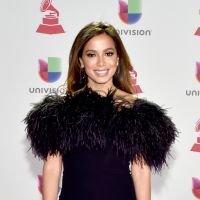 OMG! Uma atriz chilena roubou um beijão da Anitta durante gravação de programa