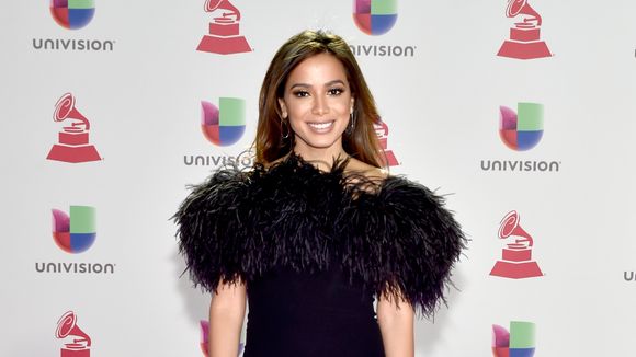 OMG! Uma atriz chilena roubou um beijão da Anitta durante gravação de programa