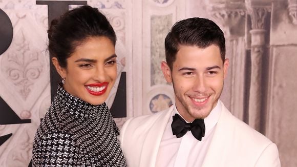 Nick Jonas se casa com direito à festa indiana e reunião dos Jonas Brothers!
