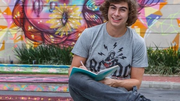 Rafael Vitti, da novela "Malhação", também ataca como poeta e quer lançar livro!