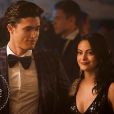 Em "Riverdale", Veronica (Camila Mendes) e Reggie (Ross Butler) trocam olhares em festa de gala