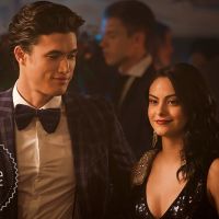 Novas fotos de "Riverdale" mostram Veronica, Josie e Reggie em um show de gala!