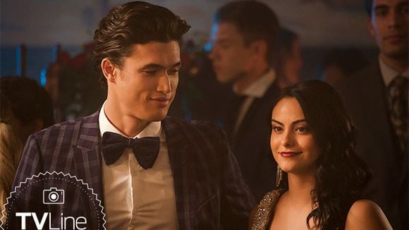 Novas fotos de "Riverdale" mostram Veronica, Josie e Reggie em um show de gala!