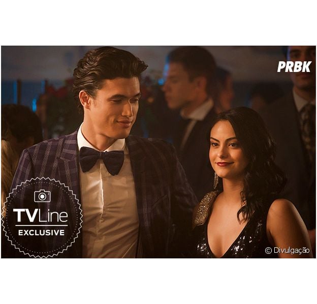 Em "Riverdale", Veronica (Camila Mendes) e Reggie (Ross Butler) trocam olhares em festa de gala