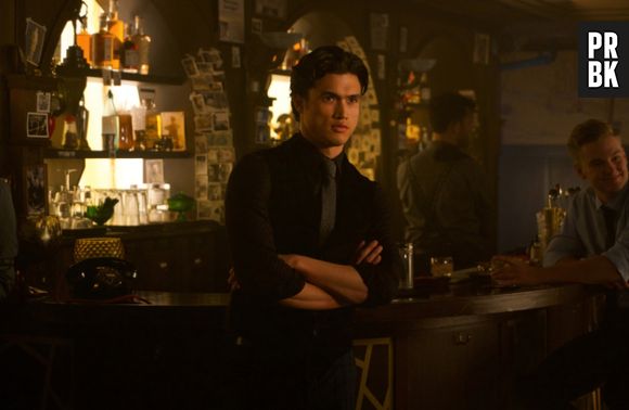 Em "Riverdale", Reggie (Ross Butler) também está na festa de gala