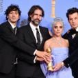 Lady Gaga e os compositores de "Shallow", de "Nasce Uma Estrela", com a estatueta Globo de Ouro 2019