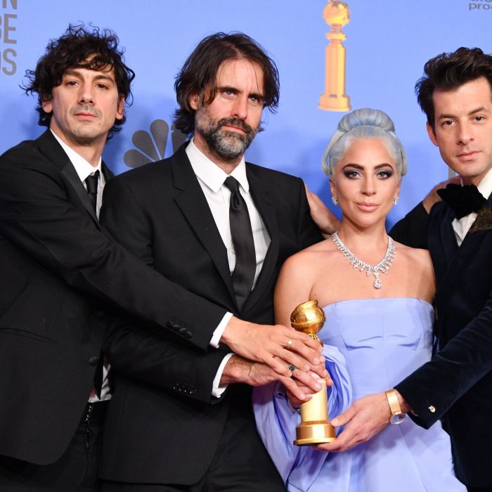 Lady Gaga e os compositores de &quot;Shallow&quot;, de &quot;Nasce Uma Estrela&quot;, com a estatueta Globo de Ouro 2019