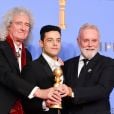 Rami Malek com sua estatueta de Melhor Ator em Filme de Drama no Globo de Ouro 2019, pelo filme "Bohemian Rhapsody", e os integrantes do Queen Brian May e Roger Taylor