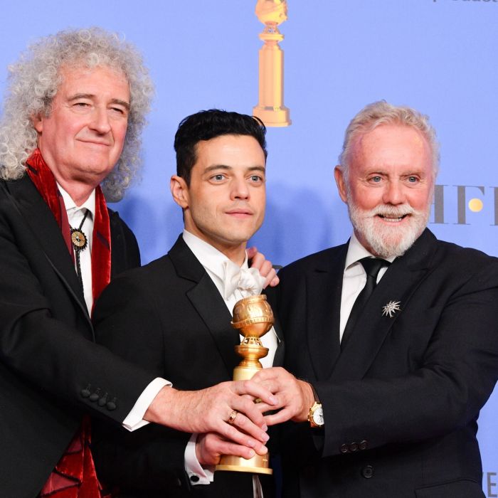 Rami Malek com sua estatueta de Melhor Ator em Filme de Drama no Globo de Ouro 2019, pelo filme &quot;Bohemian Rhapsody&quot;, e os integrantes do Queen Brian May e Roger Taylor