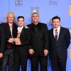 Rami Malek com sua estatueta de Melhor Ator em Filme de Drama e os realizadores de "Bohemian Rhapsody" com a de Melhor Filme de Drama no Globo de Ouro 2019