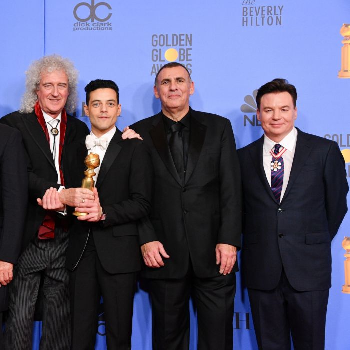 Rami Malek com sua estatueta de Melhor Ator em Filme de Drama e os realizadores de &quot;Bohemian Rhapsody&quot; com a de Melhor Filme de Drama no Globo de Ouro 2019