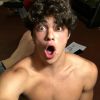 Noah Centineo está com a barba grande, para a felicidade dos fãs