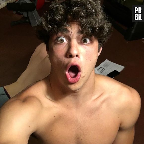 Noah Centineo está com a barba grande, para a felicidade dos fãs