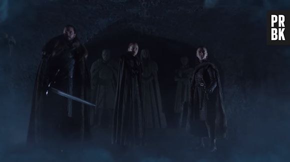 De "Game of Thrones": Jon Snow (Kit Harrington), Sansa (Sophie Turner) e Arya (Maisie Williams) ficam cara a cara com suas estátuas na cripta