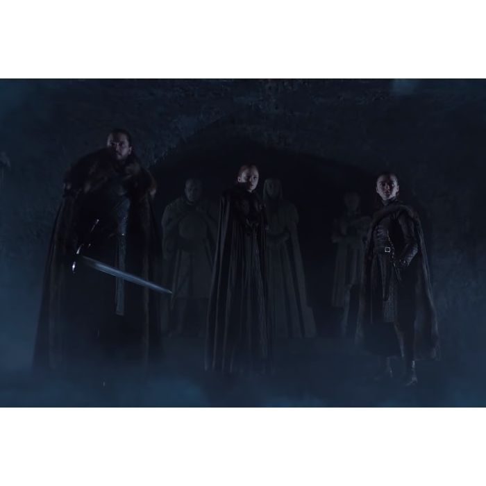De &quot;Game of Thrones&quot;: Jon Snow (Kit Harrington), Sansa (Sophie Turner) e Arya (Maisie Williams) ficam cara a cara com suas estátuas na cripta