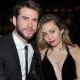 Miley Cyrus fica toda boba após ser chamada de esposa por Liam Hemsworth em evento
