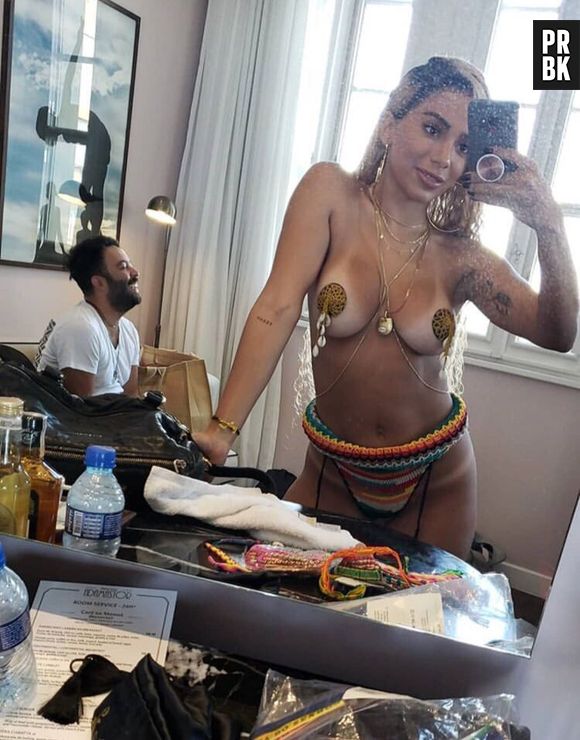 Anitta tirou toda a roupa para clipe de "Bola, Rebola"