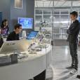  A equipe de Harrison Wells (Tom Cavanagh) ajuda Barry (Grant Gustin) em "The Flash" 